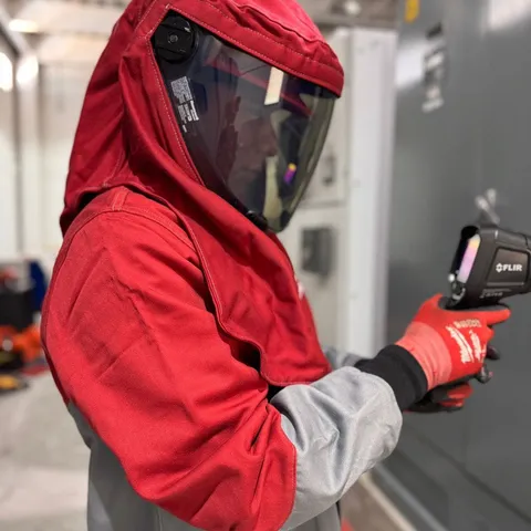 Técnico de Delta con equipo de protección para trabajo en tensión